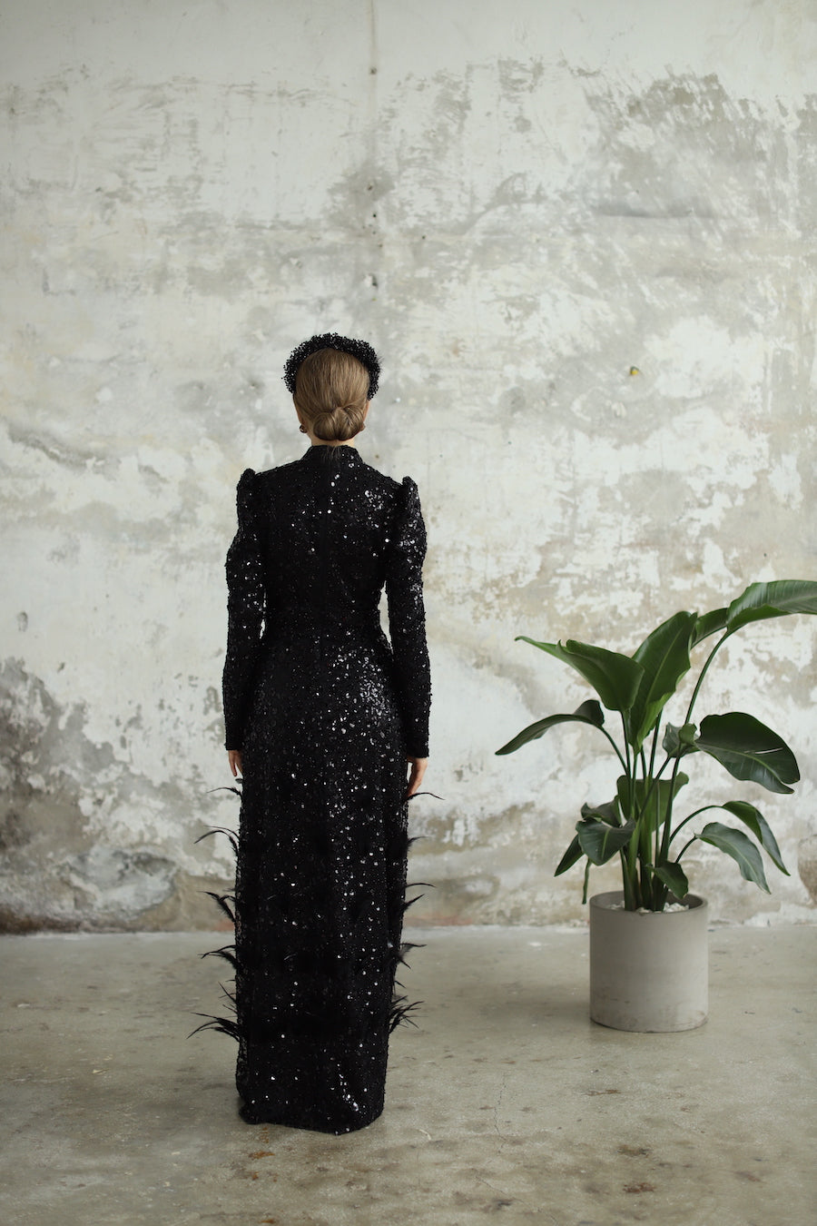 Eteği Tüy Detaylı Siyah Kalem Elbise