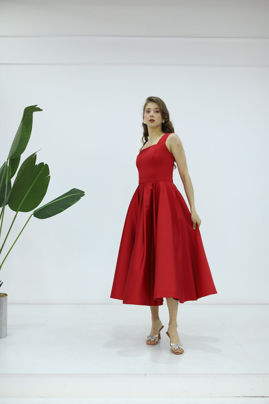 Robe mi-longue en satin écru