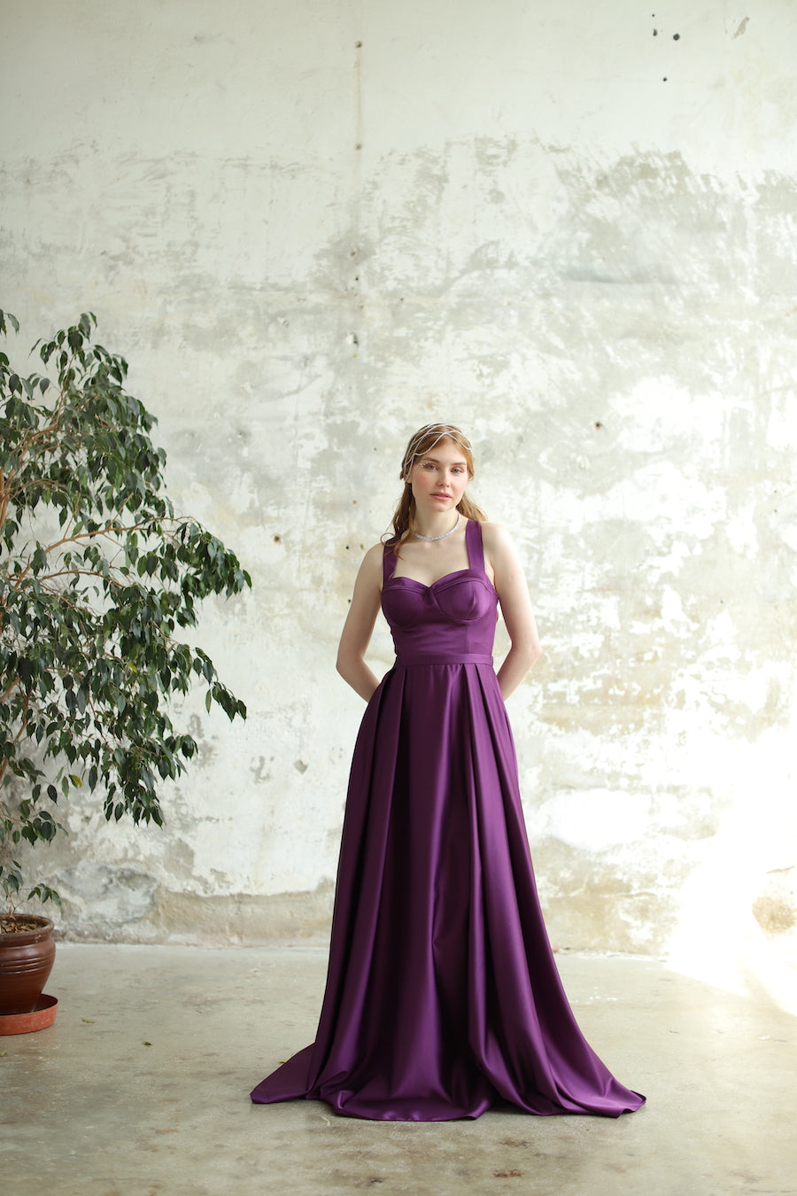 Robe violette longue à encolure en cœur