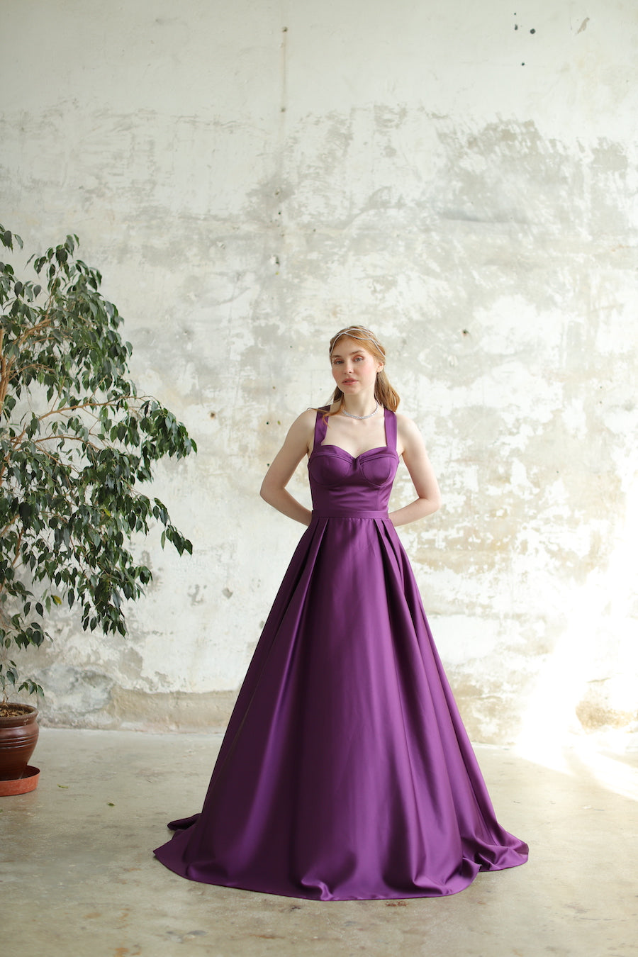 Robe violette longue à encolure en cœur