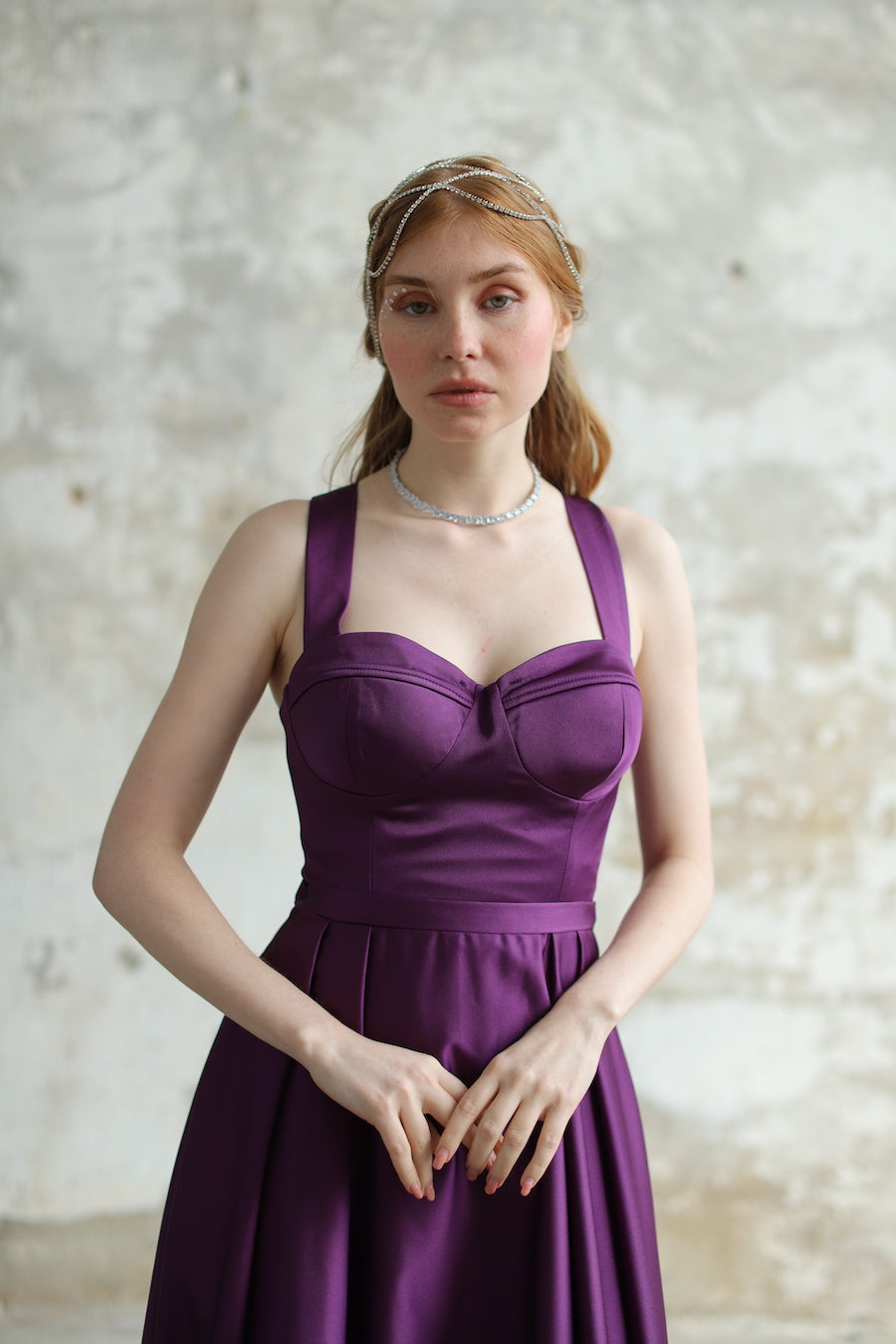 Robe violette longue à encolure en cœur