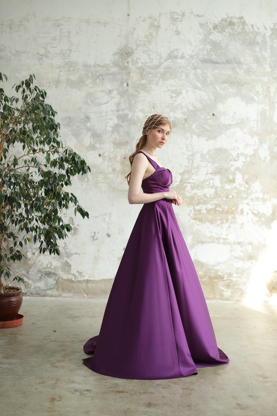 Robe violette longue à encolure en cœur