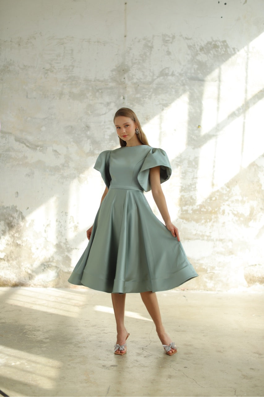 Hellgrünes Satinkleid in Midi-Länge