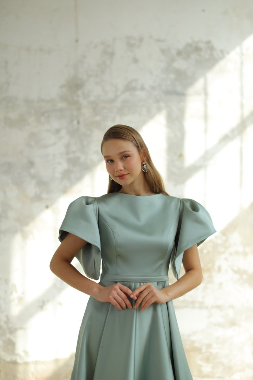 Hellgrünes Satinkleid in Midi-Länge