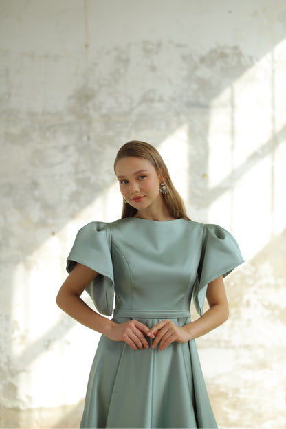 Hellgrünes Satinkleid in Midi-Länge