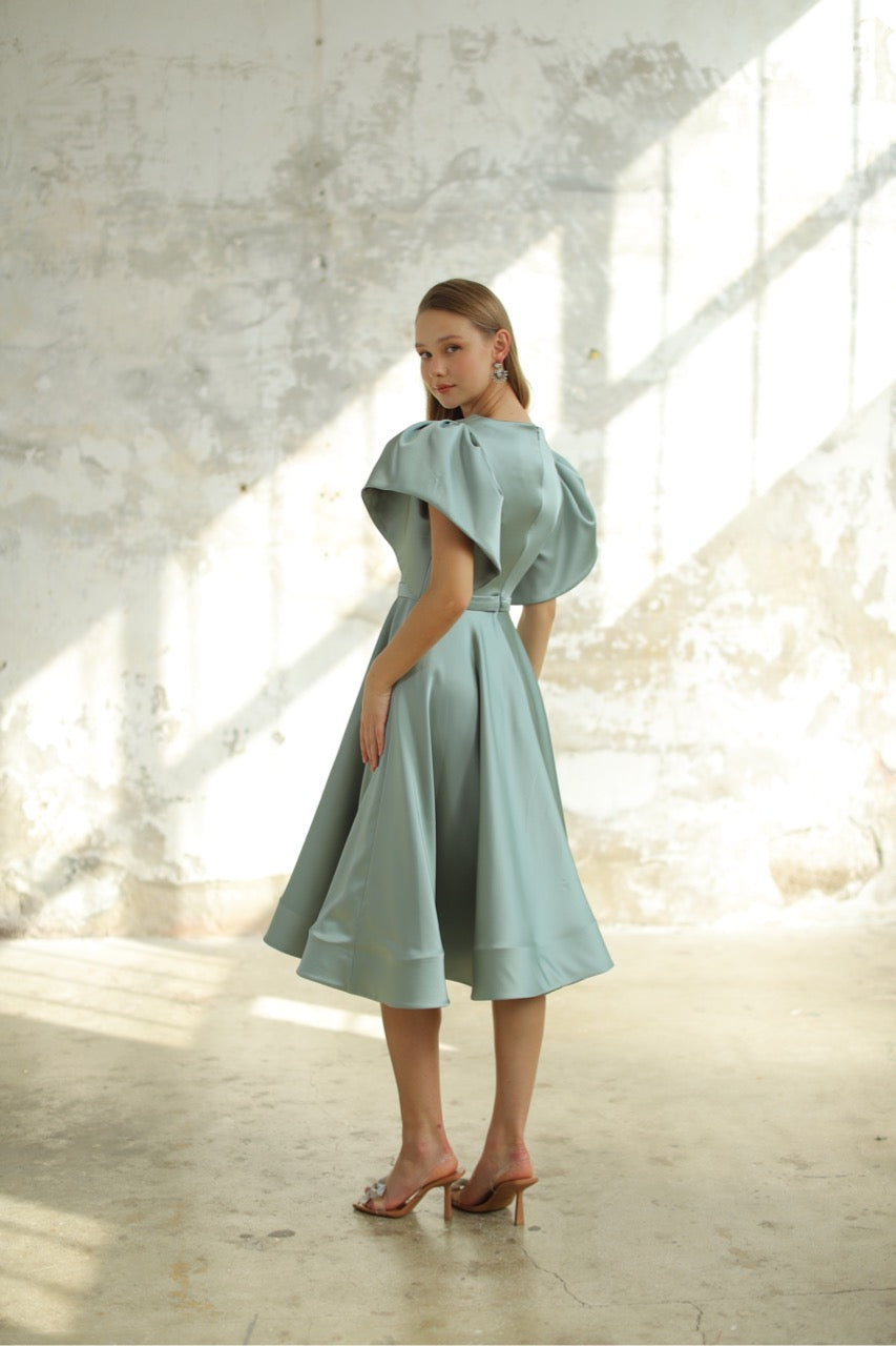 Hellgrünes Satinkleid in Midi-Länge