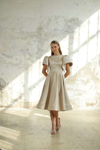 Robe mi-longue en satin beige clair