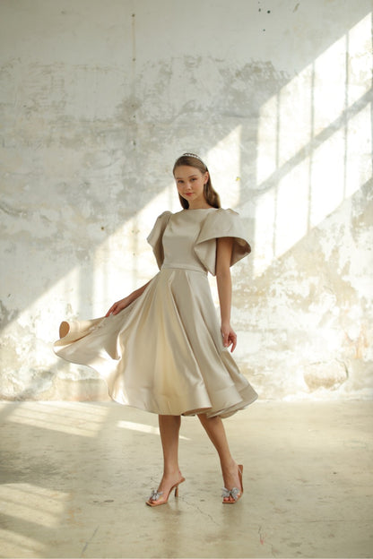 Robe mi-longue en satin beige clair
