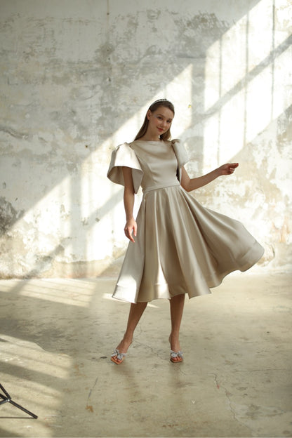 Robe mi-longue en satin beige clair