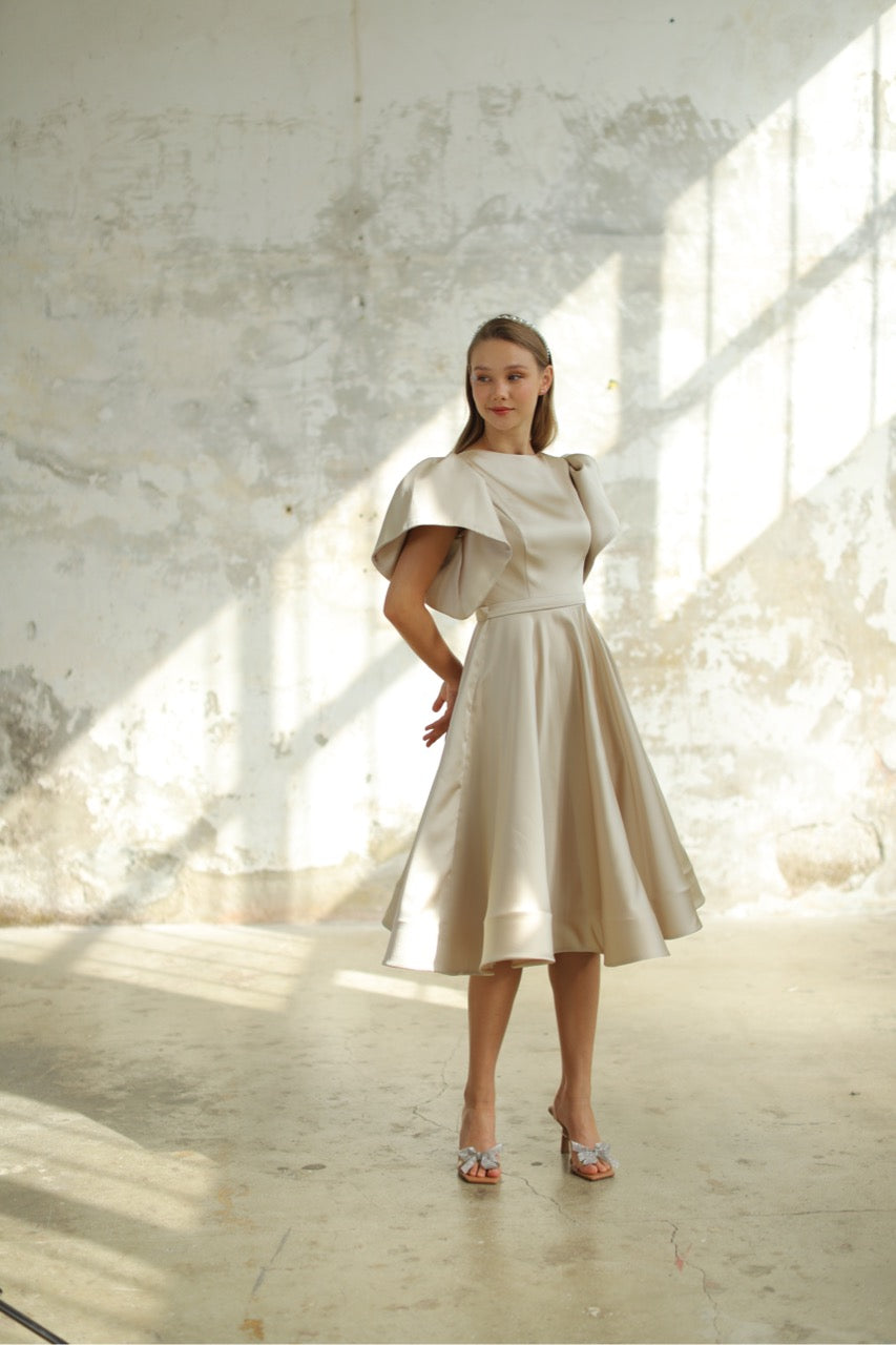 Robe mi-longue en satin beige clair