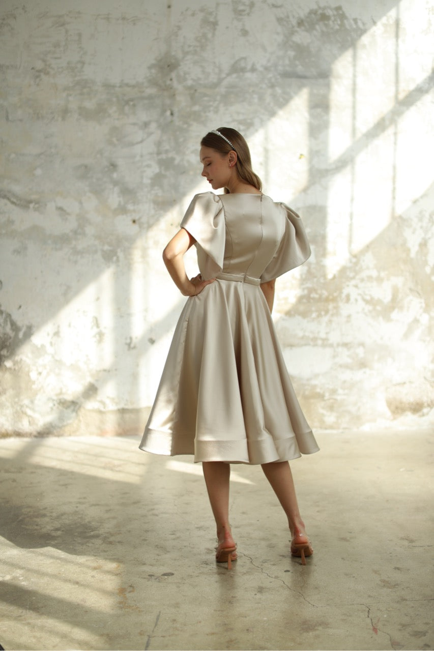 Robe mi-longue en satin beige clair