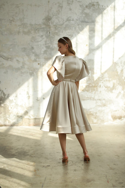 Robe mi-longue en satin beige clair