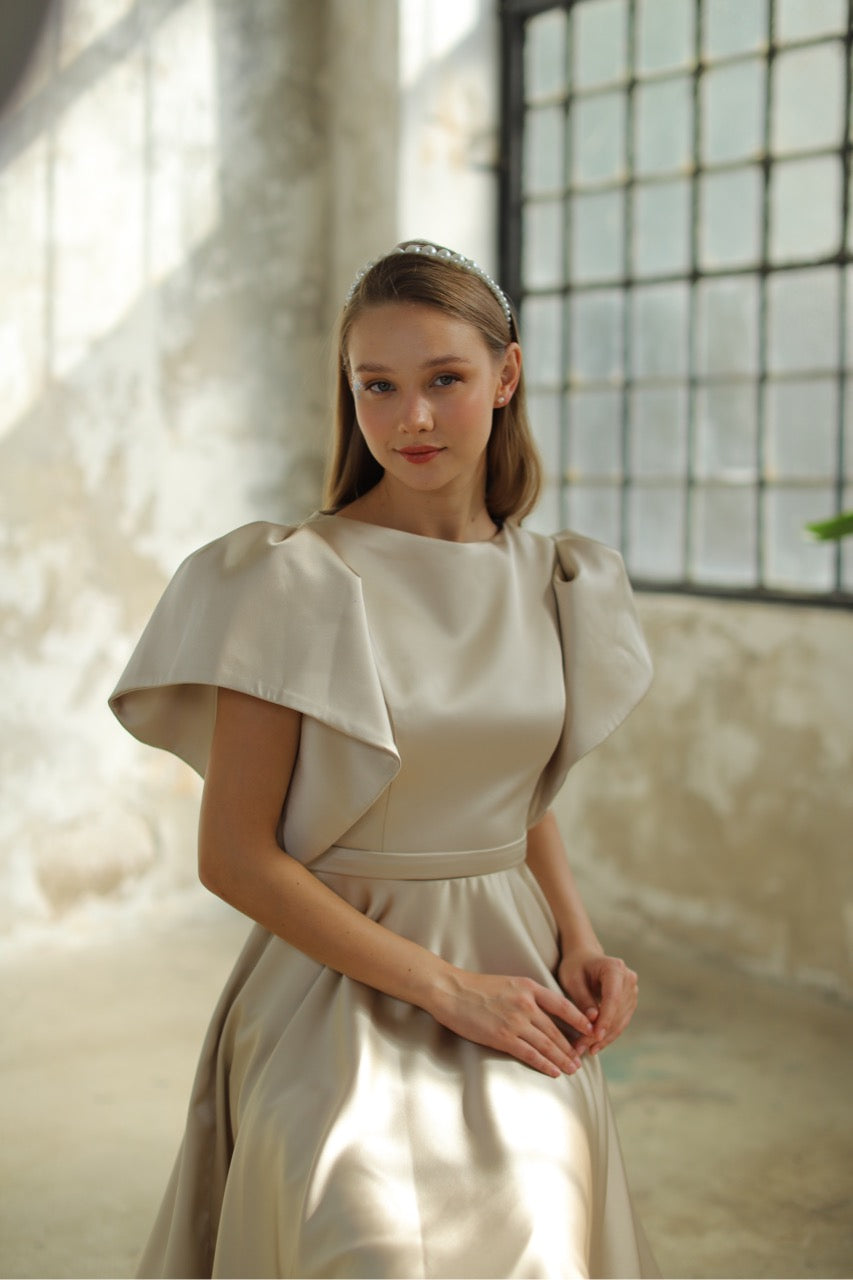 Robe mi-longue en satin beige clair