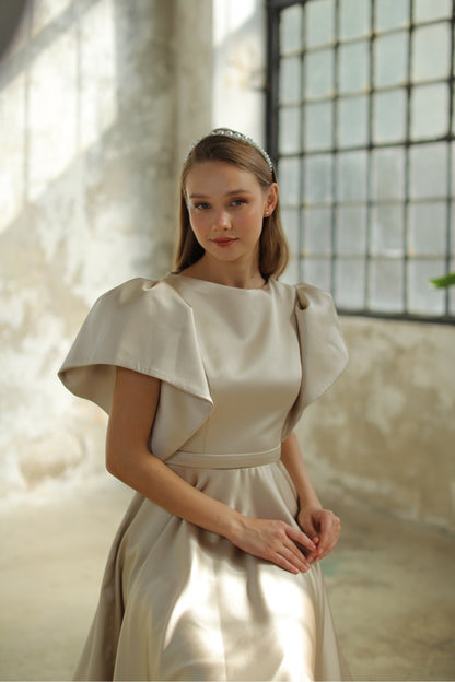 Robe mi-longue en satin beige clair