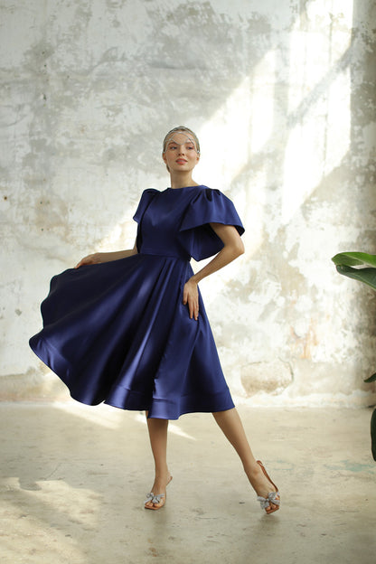 Robe mi-longue en satin écru