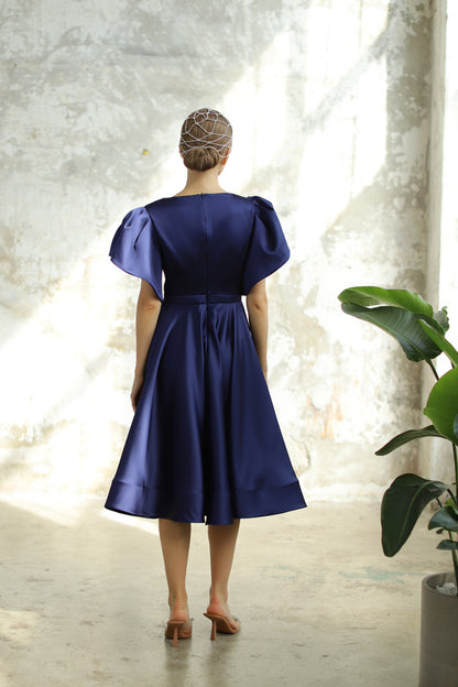 Robe mi-longue en satin écru