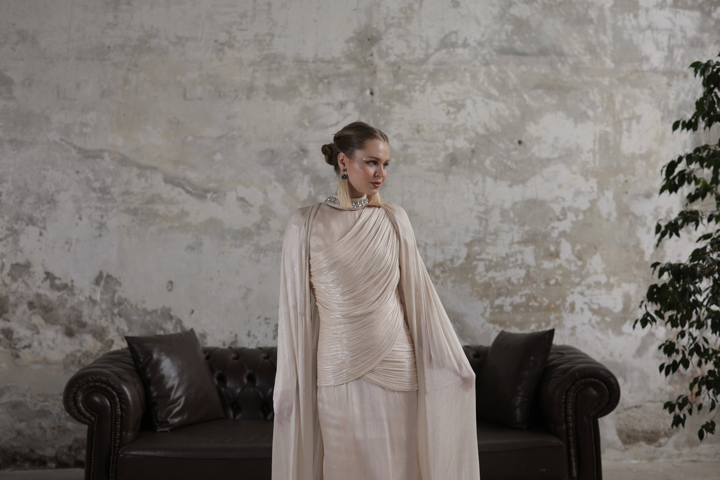 Çıkarılabilir Şal Detaylı Taş İşlemeli Elbise Bej 20261