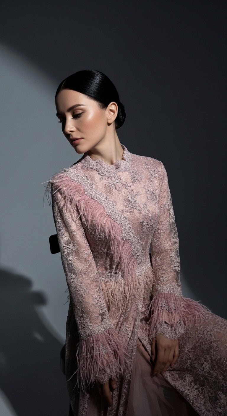 Tüy Detaylı Simli Abiye Elbise – Uzun Kollu, Zarif ve Özel Tasarım