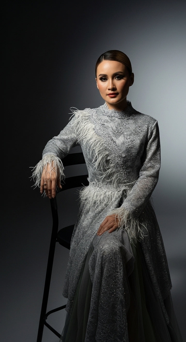 Tüy Detaylı Simli Abiye Elbise – Uzun Kollu, Zarif ve Özel Tasarım