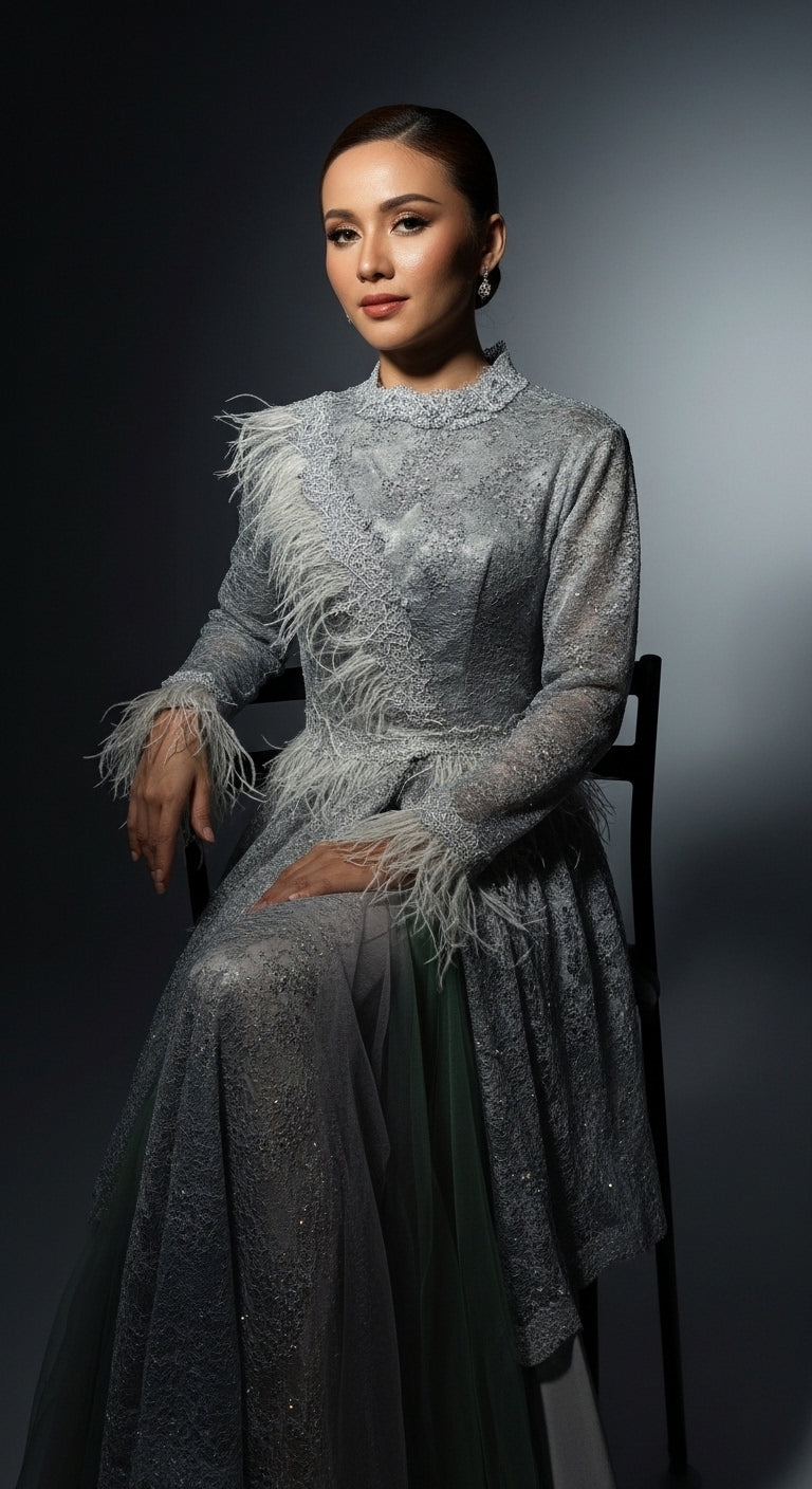 Tüy Detaylı Simli Abiye Elbise – Uzun Kollu, Zarif ve Özel Tasarım