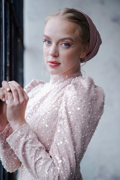 שמלת ערב נוצצת בצבע נחושת