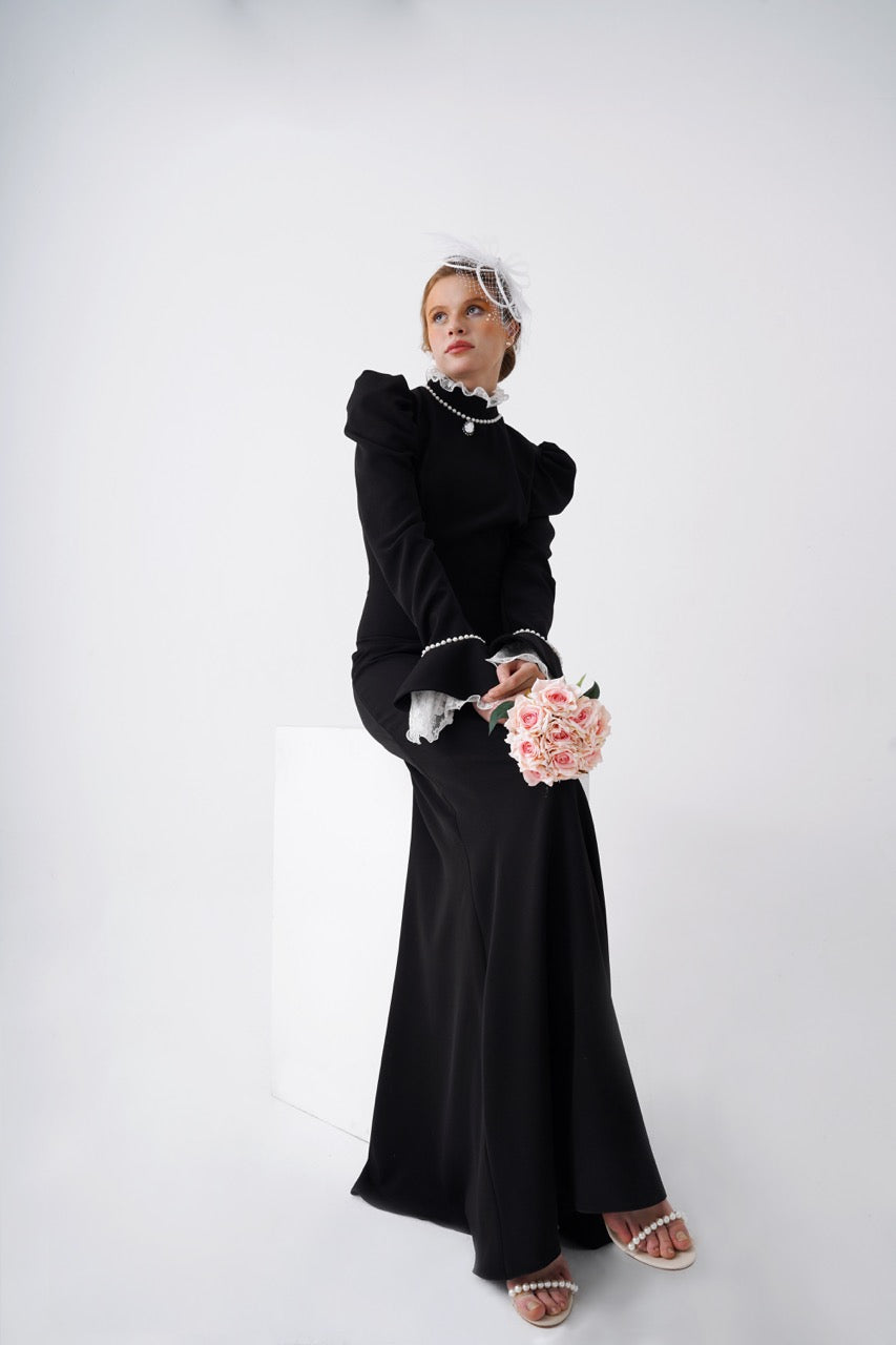 Puderfarbenes Abendkleid mit Steinschleier