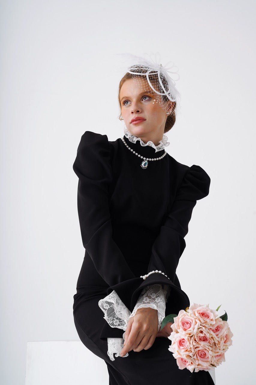 Puderfarbenes Abendkleid mit Steinschleier