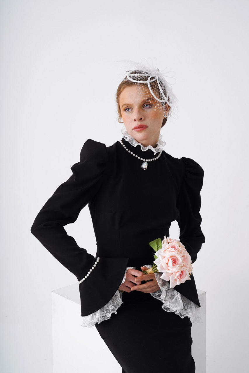 Puderfarbenes Abendkleid mit Steinschleier