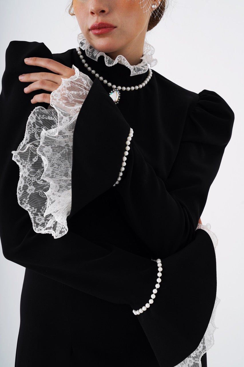 Puderfarbenes Abendkleid mit Steinschleier